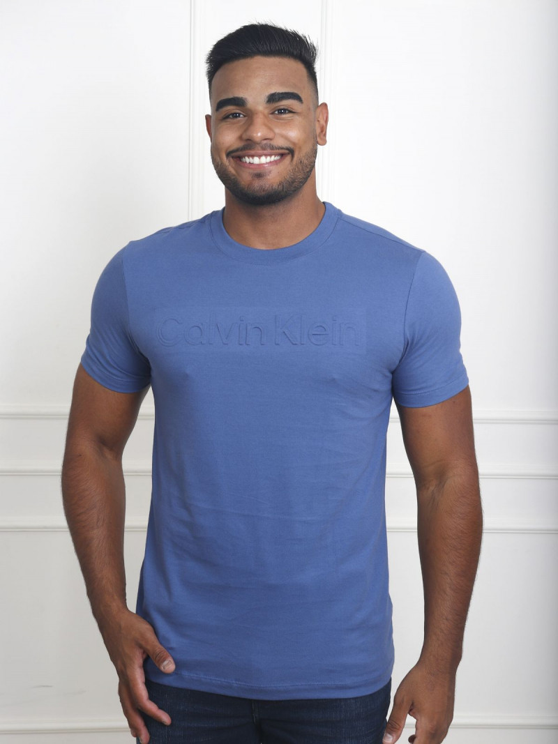 Camiseta Calvin Klein Masculina Letting Assinatura Alto Relevo - Azul 