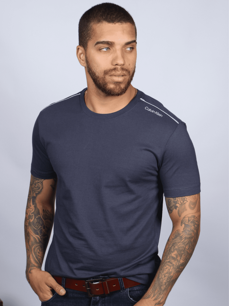 Camiseta Calvin Klein escrita no ombro - Azul Marinho - Calvin