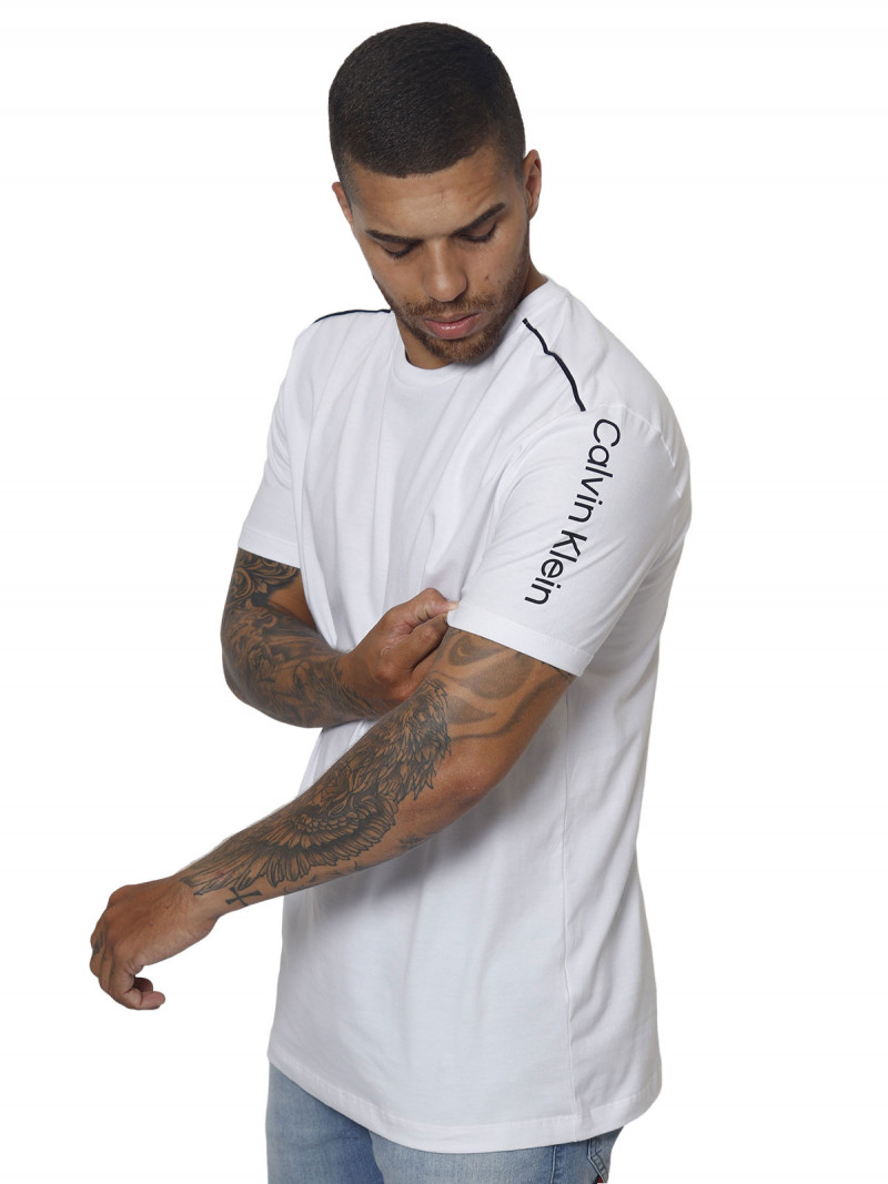 Camiseta Calvin Klein com logo na manga - Branca - Camisetas - Masculino |  Trânsito Livre